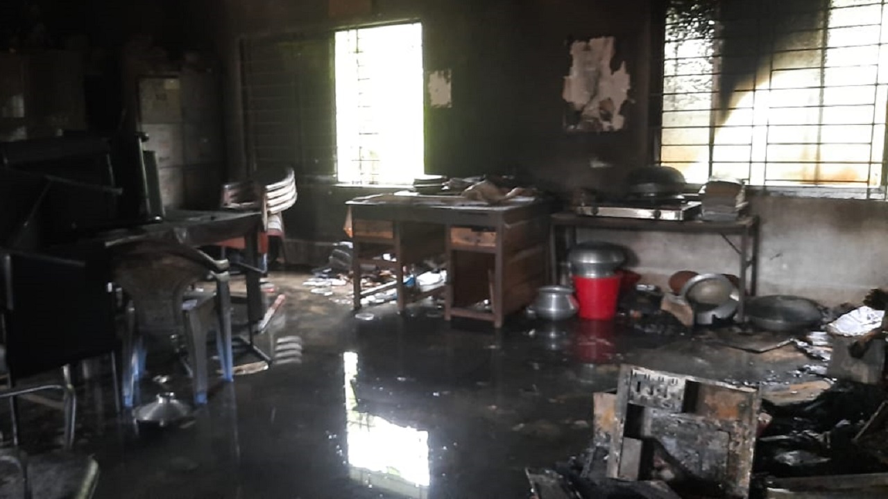 চর সাহাভিকারী উচ্চ বিদ্যালয়ের একটি কক্ষে অগ্নিসংযোগ করে দুর্বৃত্তরা। ছবি : কালবেলা
