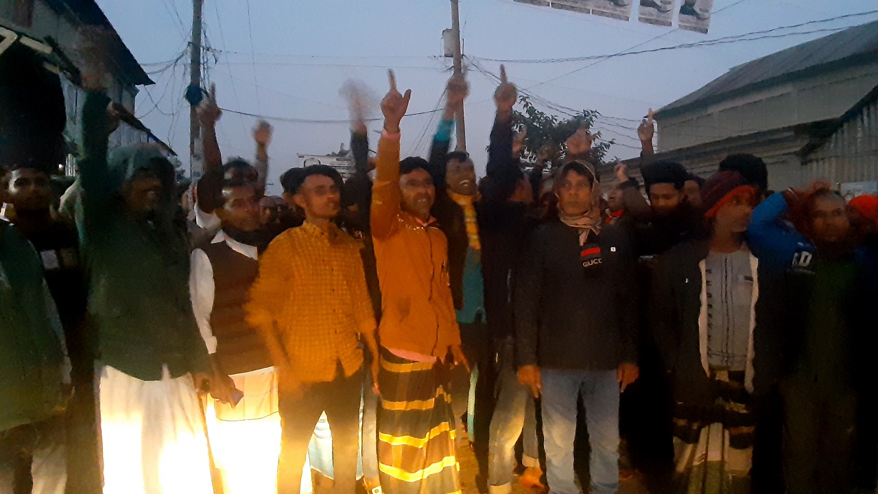 স্বতন্ত্র প্রার্থীর ঈগল প্রতীকের সমর্থনে শোডাউন চলাকালে নারীকে লাঞ্ছিতের ঘটনায় এলাকাবাসীর বিক্ষোভ। ছবি : কালবেলা