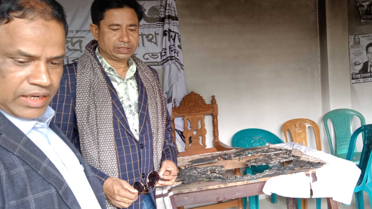 বরগুনায় নির্বাচনী ক্যাম্পে আগুন দেয় দুর্বৃত্তরা। ছবি : কালবেলা