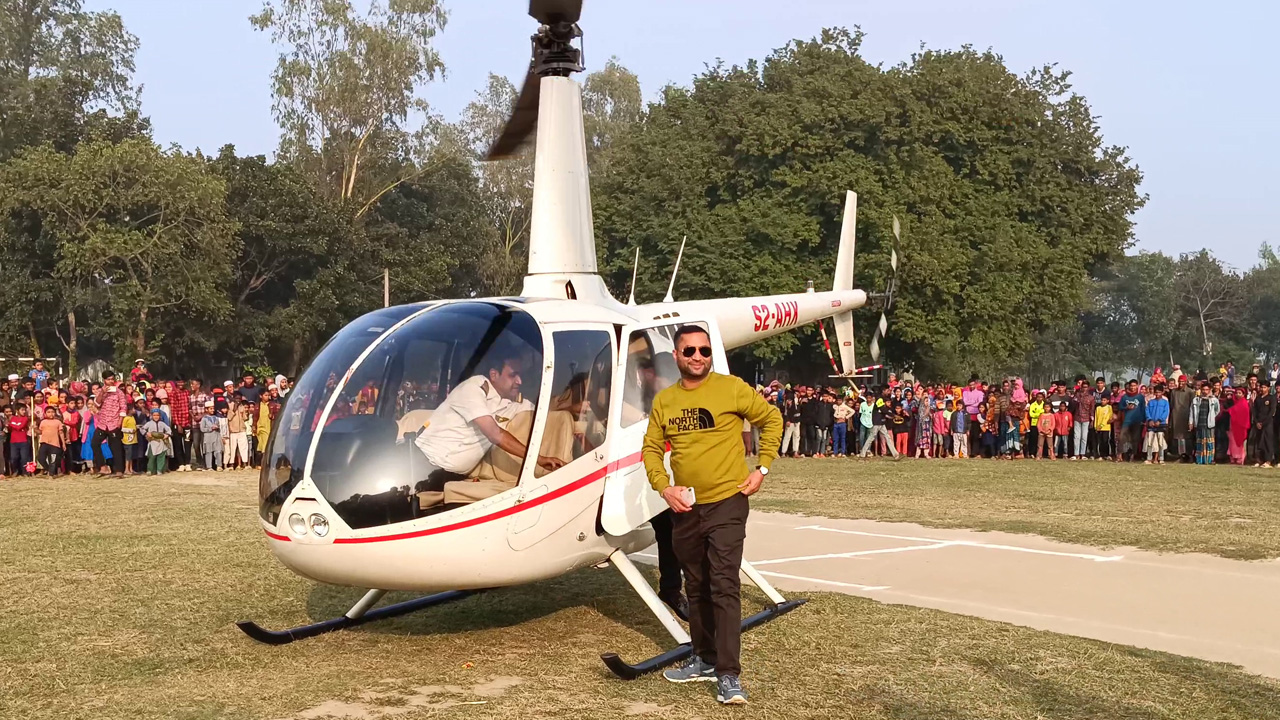 হেলিকপ্টারের সামনে আবুল কাশেম স্বপন। ছবি : কালবেলা
