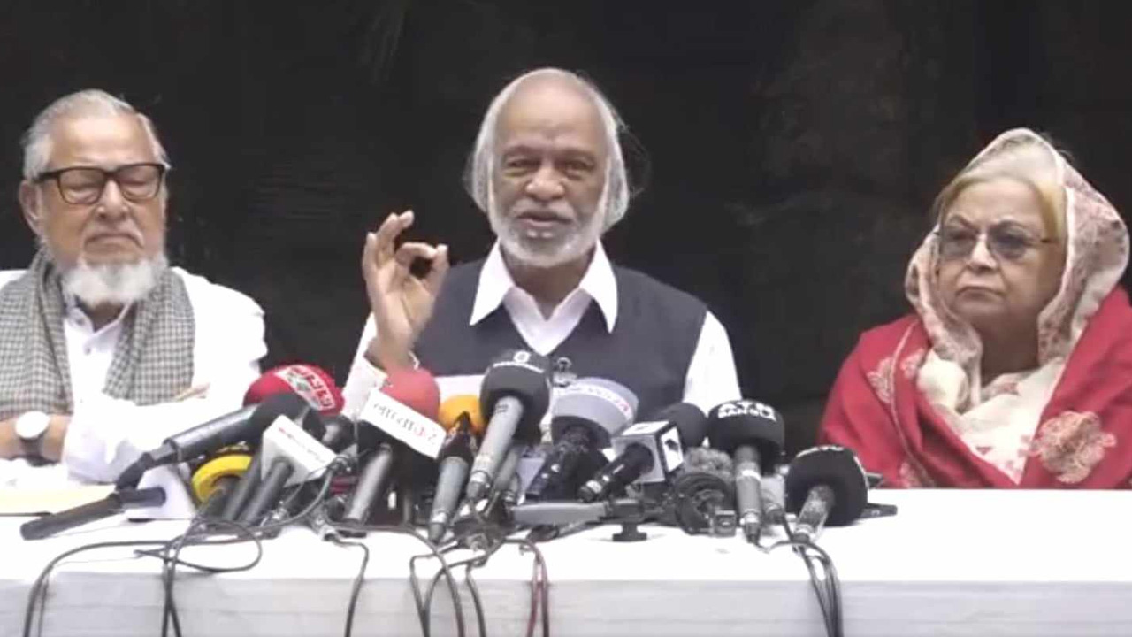 গুলশানের বাসভবনে জরুরি সংবাদ সম্মেলন ডেকেছেন বিএনপির স্থায়ী কমিটির সদস্য ড. আবদুল মঈন খান। ছবি : কালবেলা