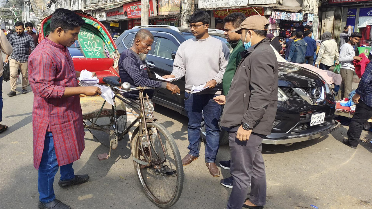 নির্বাচন বর্জনের আহ্বানে রাজধানীতে লিফলেট বিতরণ ও গণসংযোগ করেছে জাতীয়তাবাদী ছাত্রদল। ছবি : কালবেলা