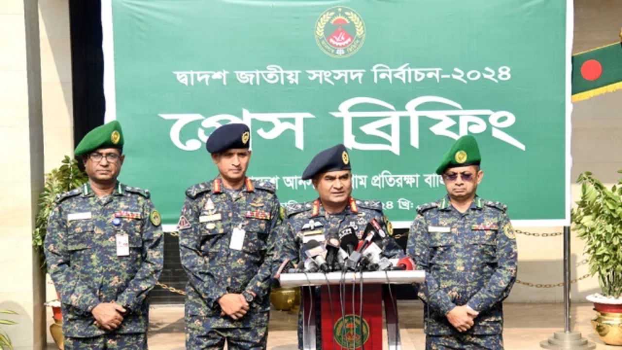 খিলগাঁওয়ে সংবাদ সম্মেলনে কথা বলেন বাংলাদেশ আনসার ও গ্রাম প্রতিরক্ষা বাহিনীর মহাপরিচালক মেজর জেনারেল এ কে এম আমিনুল হক। ছবি : সংগৃহীত
