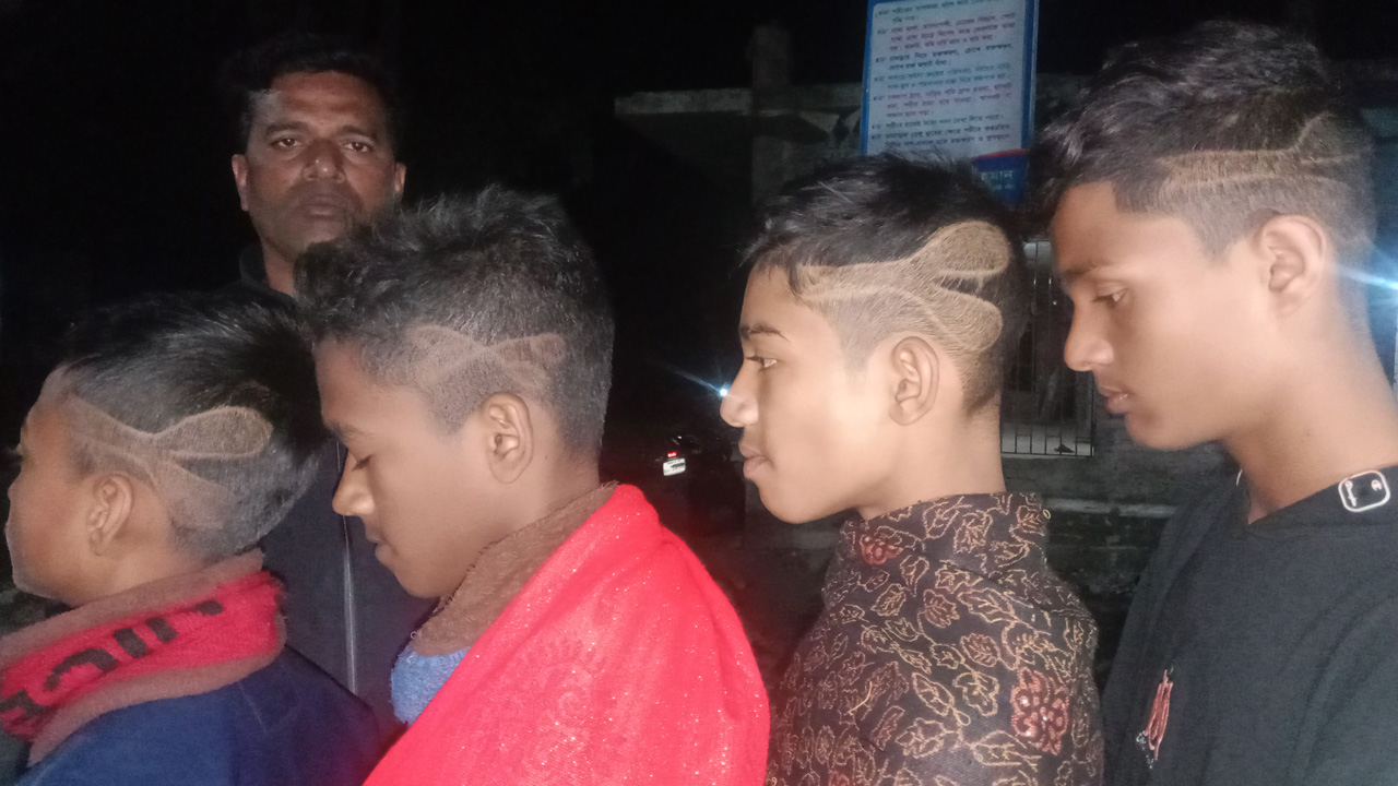 বিশেষ কায়দায় চুল কাটা কিশোররা একসঙ্গে ফটোসেশনে। ছবি : কালবেলা