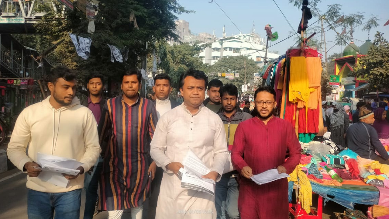 মতিঝিলে লিফলেট বিতরণ করেছে ছাত্রদল। ছবি : কালবেলা