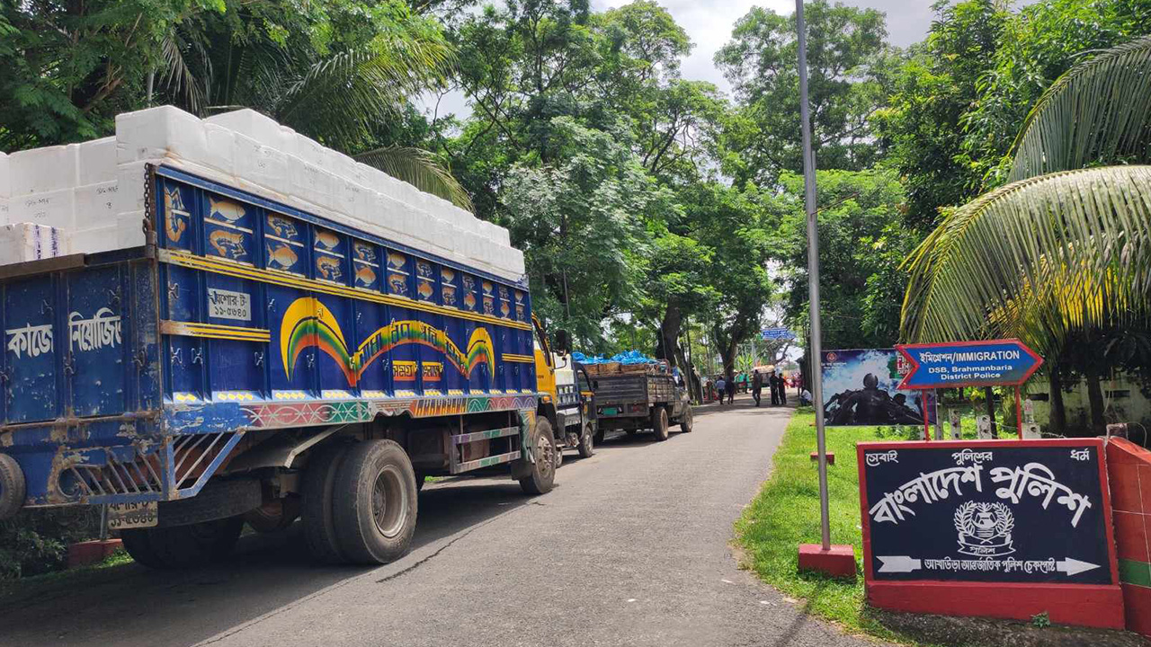 আখাউড়া আন্তর্জাতিক পুলিশ চেক পোস্টের সামনের দৃশ্য। ছবি : কালবেলা