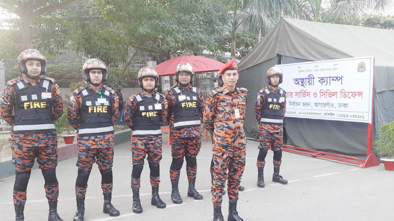রাজধানীর আগারগাঁওস্থ নির্বাচন কমিশন ভবনের সামনে ফায়ার সার্ভিসের অস্থায়ী ক্যাম্প। ছবি : সংগৃহীত