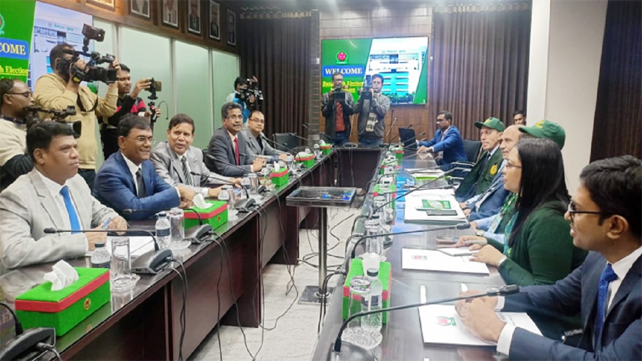 আগারগাঁওয়ে ওআইসির নির্বাচনী পর্যবেক্ষক দলের ৩ সদস্যের সঙ্গে বৈঠক করেছে নির্বাচন কমিশন। ছবি : সংগৃহীত