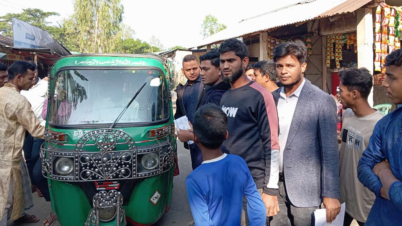 লিফলেট বিতরণ করছেন বিএনপির নেতাকর্মীরা। ছবি : কালবেলা