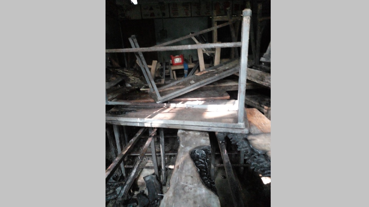 রাজশাহীর বাঘা উপজেলার আড়ানী ইউনিয়নের জিনা সরকারি প্রাথমিক বিদ্যালয়ে আগুনে পোড়া আসবাবপত্র। ছবি : কালবেলা