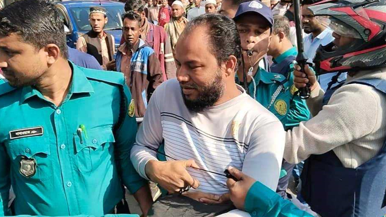 সিলেটে বিএনপির মিছিল থেকে একজনকে আটক করে নিয়ে যাচ্ছে পুলিশ। ছবি : কালবেলা