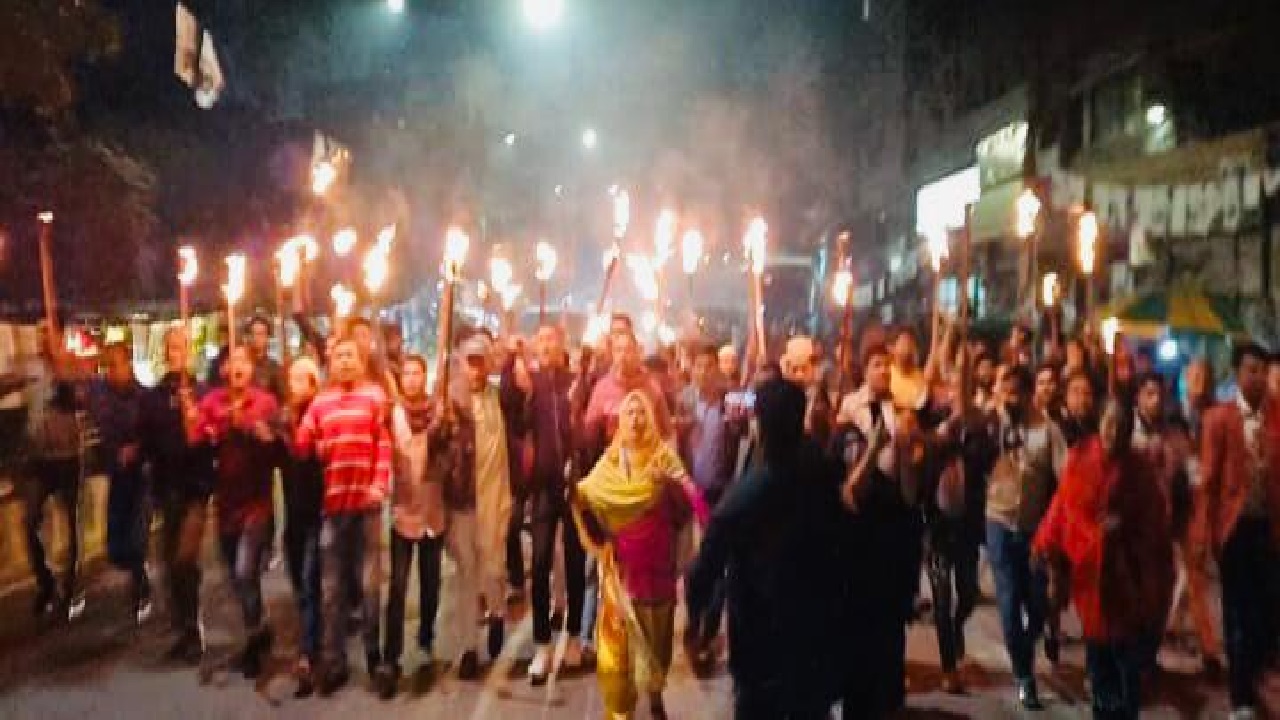 হরতাল সমর্থনে রাজধানীতে স্বেচ্ছাসেবক দলের মশাল মিছিল। ছবি : কালবেলা