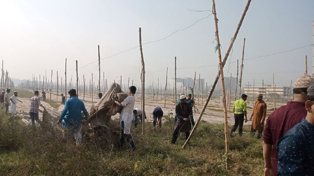 টঙ্গীর বিশ্ব ইজতেমা ময়দান প্রস্তুতে মুসল্লিরা। ছবি : কালবেলা