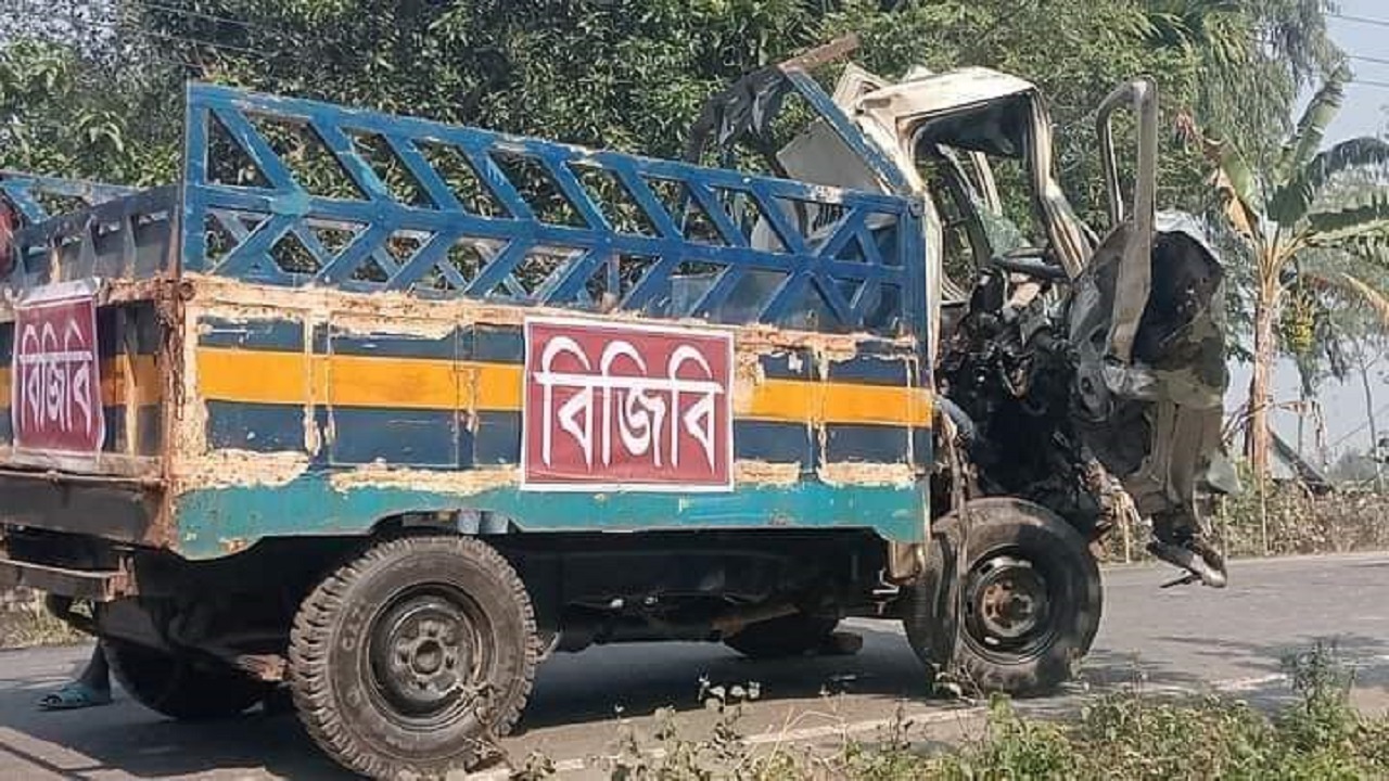 দুর্ঘটনাকবলিত বিজিবির টহল পিকআপ। ছবি : কালবেলা