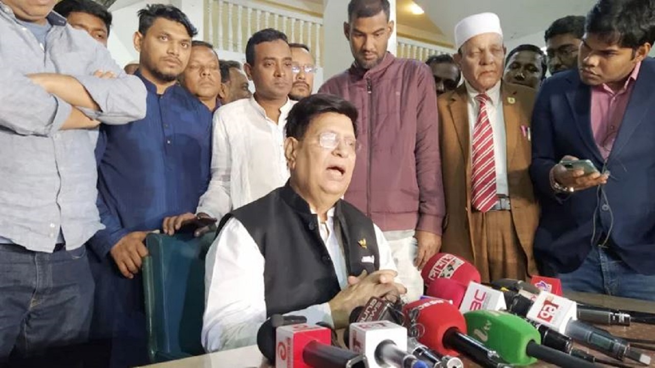মার্কিন প্রতিনিধিদলের সঙ্গে বৈঠক শেষে সাংবাদিকদের সঙ্গে কথা বলেন পররাষ্ট্রমন্ত্রী ড. এ কে আব্দুল মোমেন। ছবি: সংগৃহীত