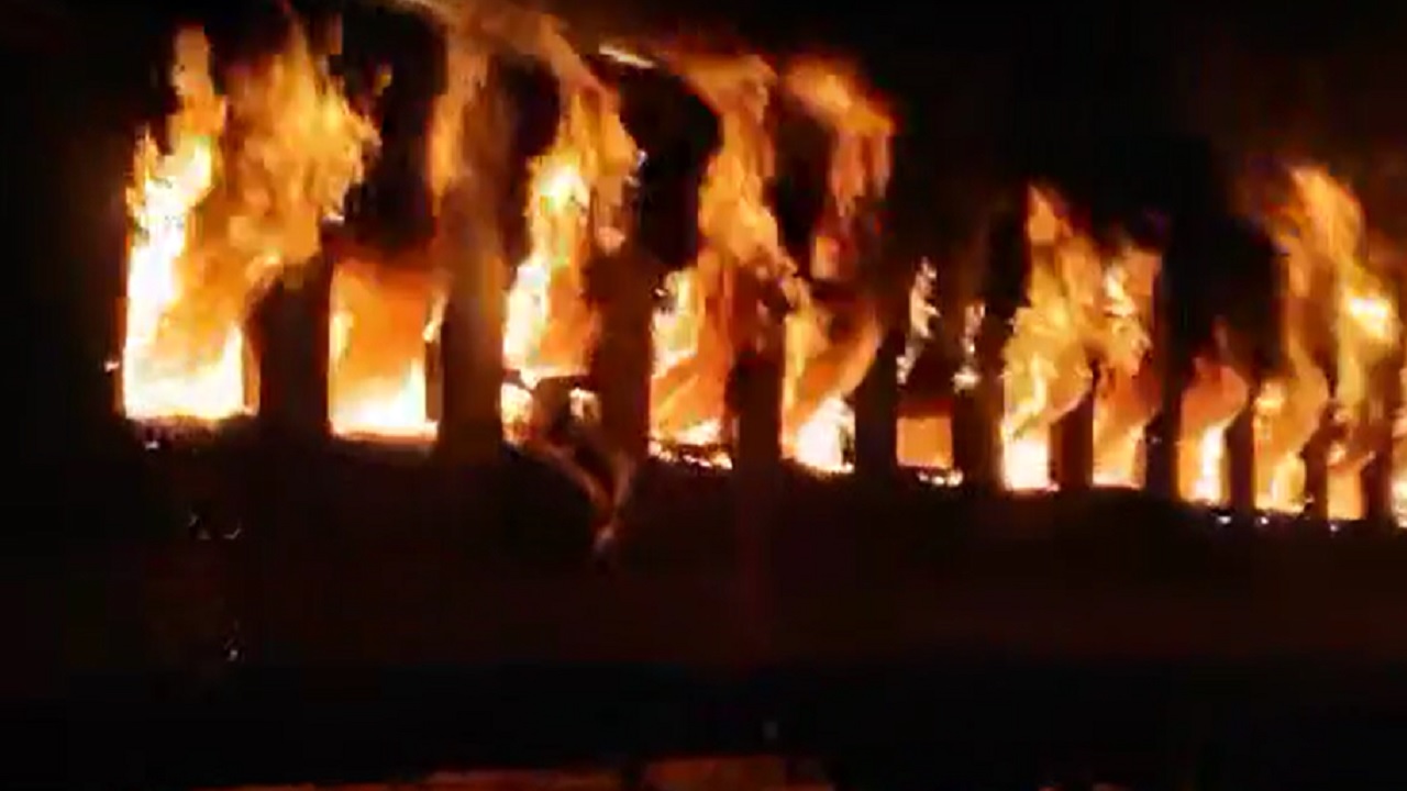 রাজধানীতে বেনাপোল এক্সপ্রেস ট্রেনে আগুনের ঘটনায় তিনজন হতাহত হয়েছেন। ছবি : কালবেলা