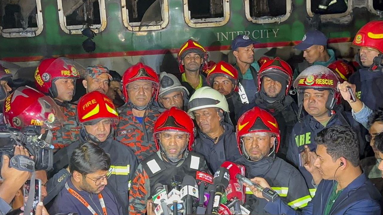 ফায়ার সার্ভিসের পরিচালক (অপারেশন ও মেনটেনেন্স) লেফটেন্যান্ট কর্নেল মোহাম্মদ তাজুল ইসলাম চৌধুরী। ছবি : কালবেলা