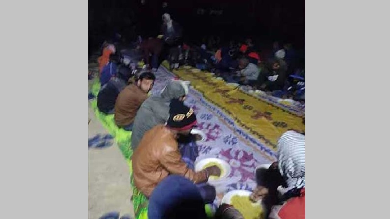 রাজশাহী-১ আসনে ভূরিভোজের দৃশ্য। ছবি : কালবেলা