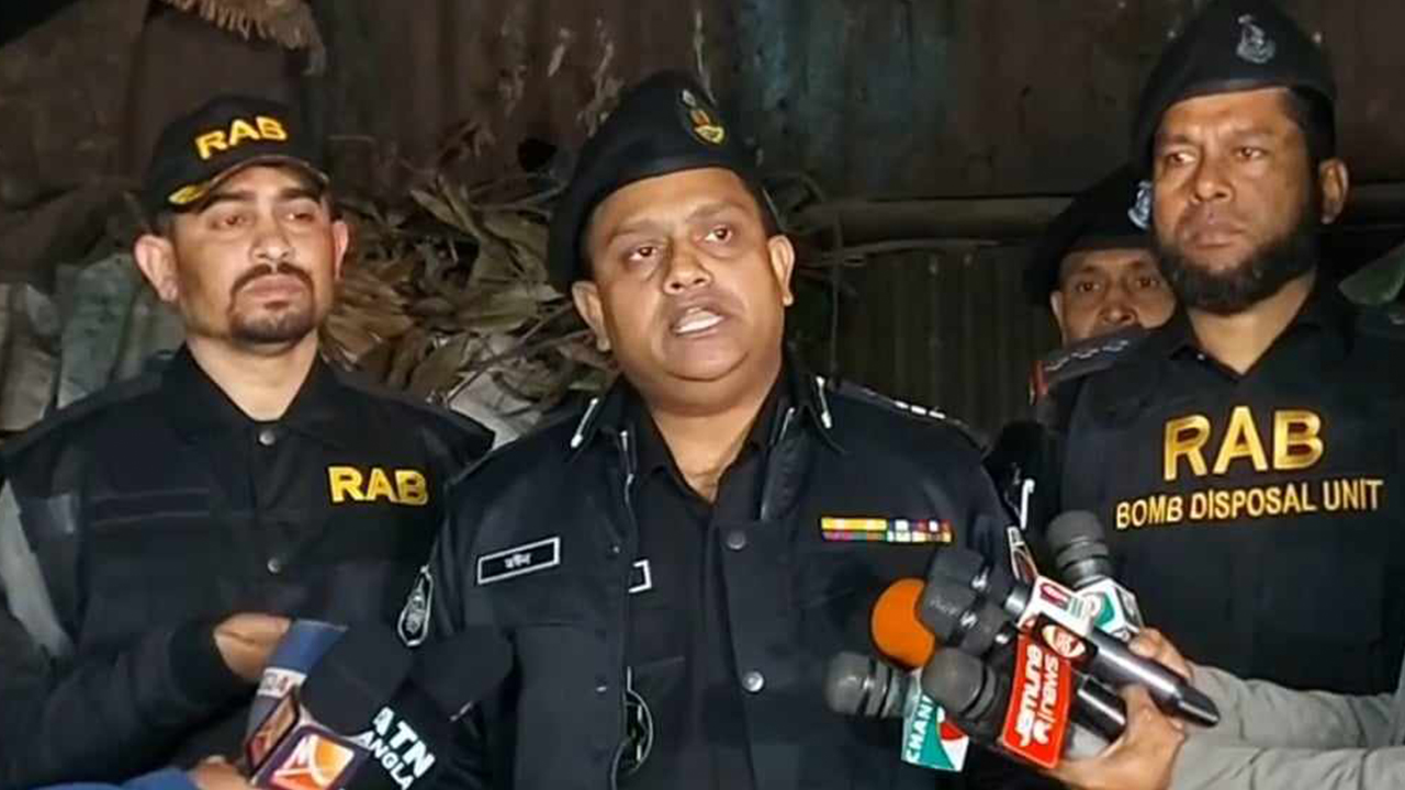 সাংবাদিকদের সঙ্গে কথা বলছেন র‍্যাবের লিগ্যাল অ্যান্ড মিডিয়া উইংয়ের কমান্ডকার খন্দকার আল মঈন। ছবি : কালবেলা