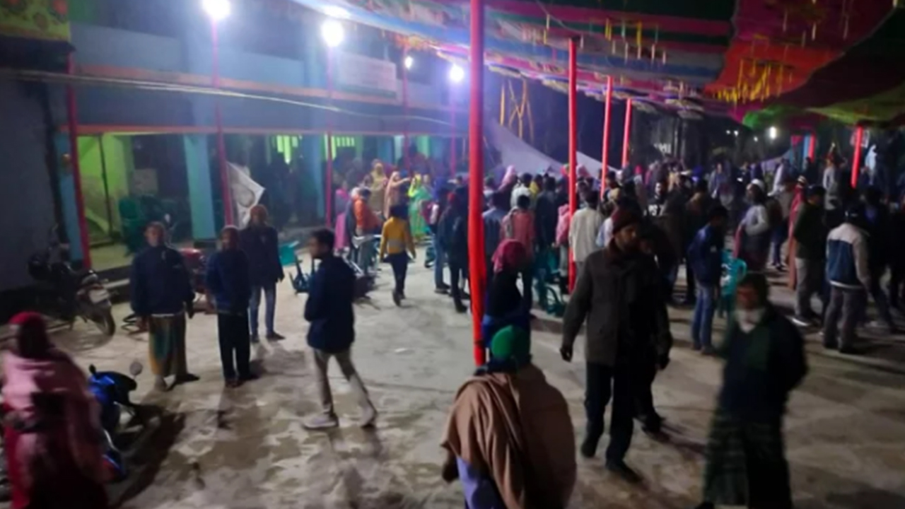 বরিশাল-৫ আসনে স্বতন্ত্র প্রার্থীর নির্বাচনী কার্যালয় ভাঙচুর। ছবি : কালবেলা