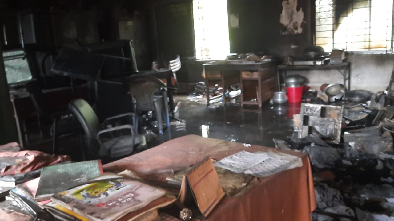 ফেনীর সোনাগাজীর চরদরবেশ ইউনিয়নের চরসাহাভিকারী উচ্চ বিদ্যালয় ভোট কেন্দ্রের অফিস কক্ষে শুক্রবার ভোরে অগ্নিসংযোগ করা হয়। ছবি : কালবেলা