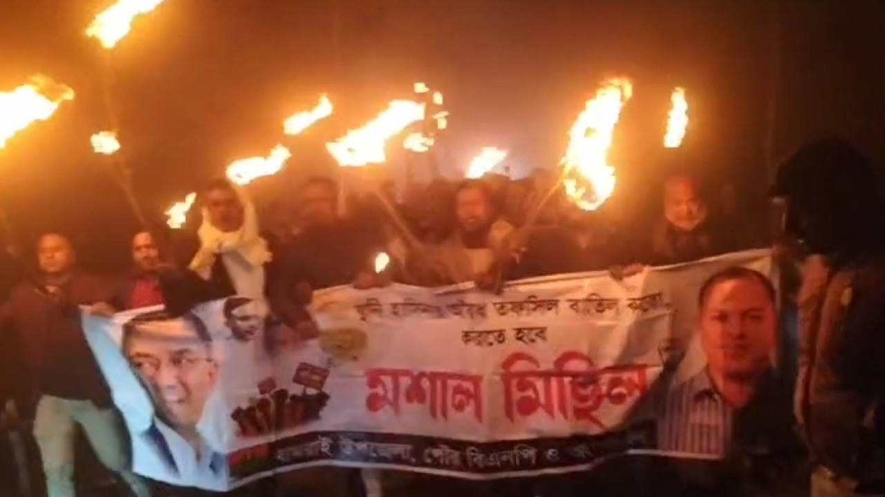 ধামরাইয়ে বিএনপির মশাল মিছিল। ছবি : কালবেলা