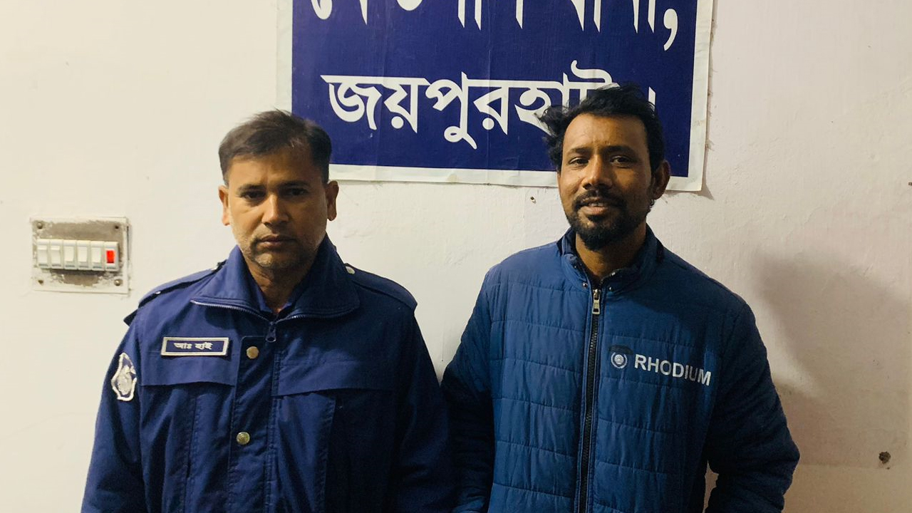 গ্রেপ্তার হওয়া আবু হাসান। ছবি : কালবেলা