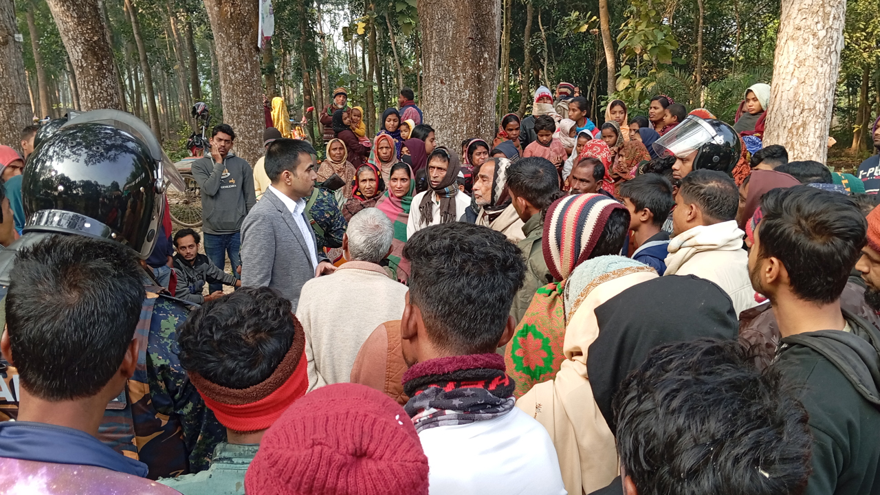 মরদেহ উদ্ধারের খবরে উৎসুক জনতার ভিড়। ছবি : কালবেলা