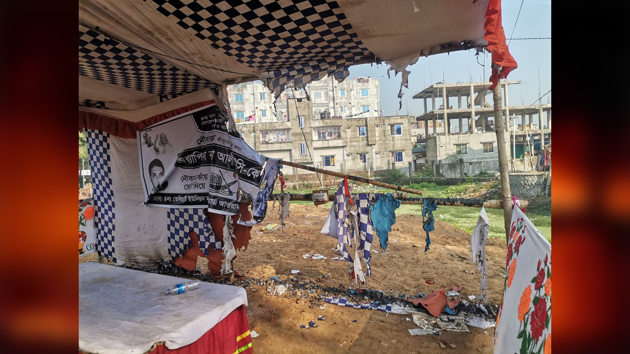 শুক্রবার (৫ জানুয়ারি) দিবাগত রাতে গাজীপুর-৩ আসনের আওয়ামী লীগ মনোনীত প্রার্থী রুমানা আলীর অস্থায়ী নির্বাচনী ক্যাম্পে আগুন দিয়েছেন দুর্বৃত্তরা। ছবি : কালবেলা