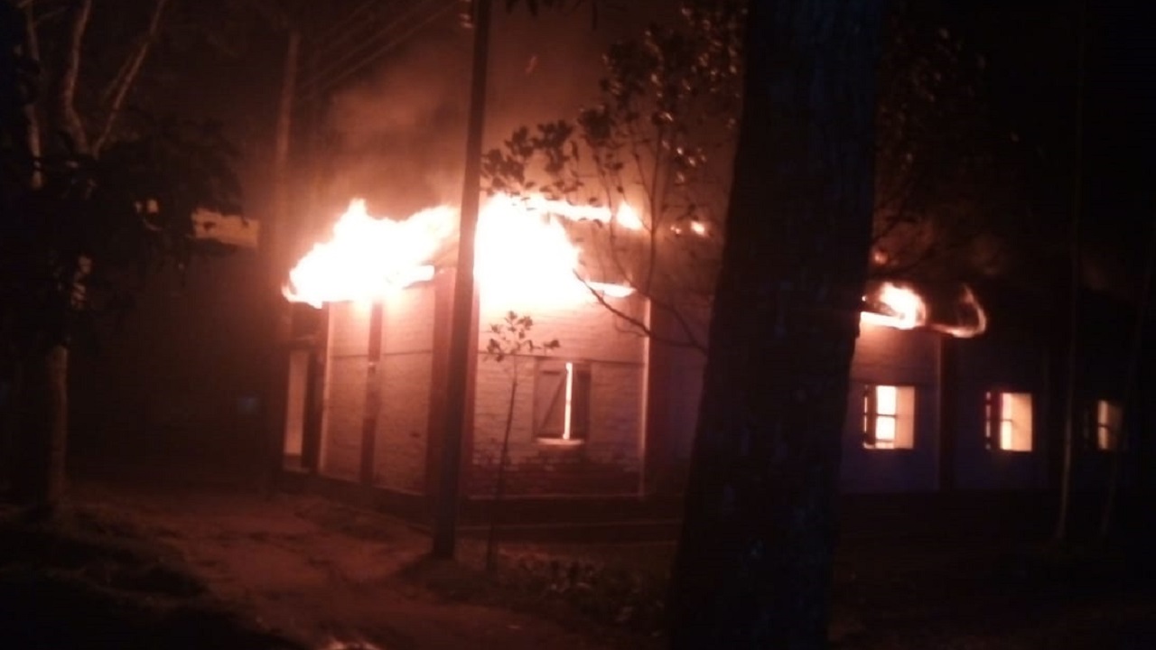 পড়শীপাড়া সরকারি প্রাথমিক বিদ্যালয় ভবনে আগুন দিয়েছে দুর্বৃত্তরা। ছবি : কালবেলা