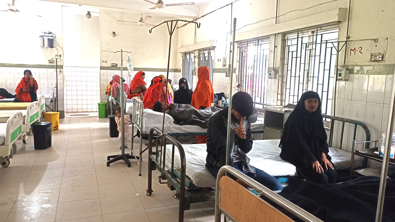 ব্রাহ্মণপাড়া স্বাস্থ্য কমপ্লেক্সে চিকিৎসাধীন রোগী। ছবি : কালবেলা