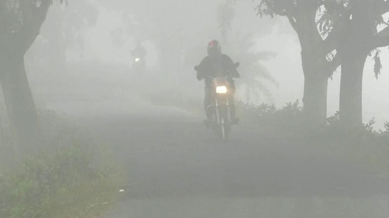 পৌষের শেষার্ধে শীতের দাপটের কাছে যেন পাত্তাই পাচ্ছে না ভোটের উত্তাপ। ছবি: সংগৃহীত