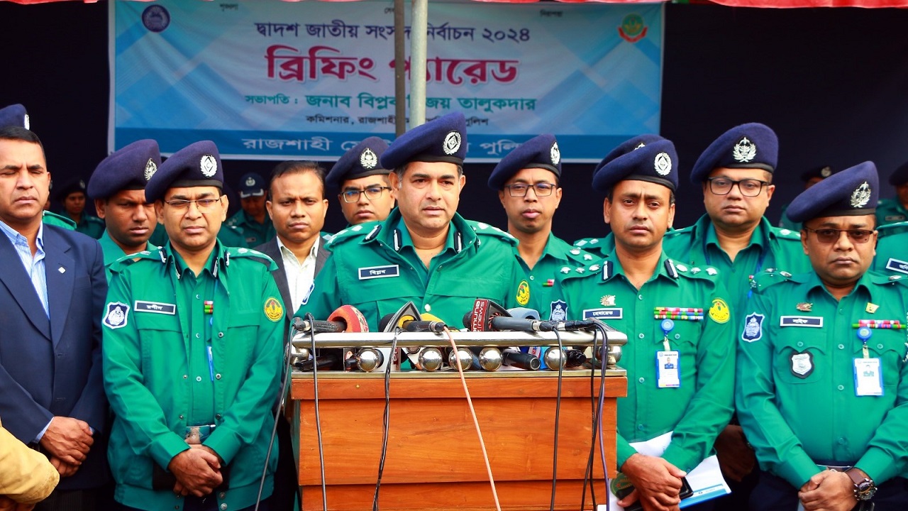 ভোটকেন্দ্রে দায়িত্ব পালন করতে যাওয়া পুলিশ ও আনসার সদস্যদের দিক নির্দেশনা দিচ্ছেন আরএমপি কমিশনার। ছবি : কালবেলা