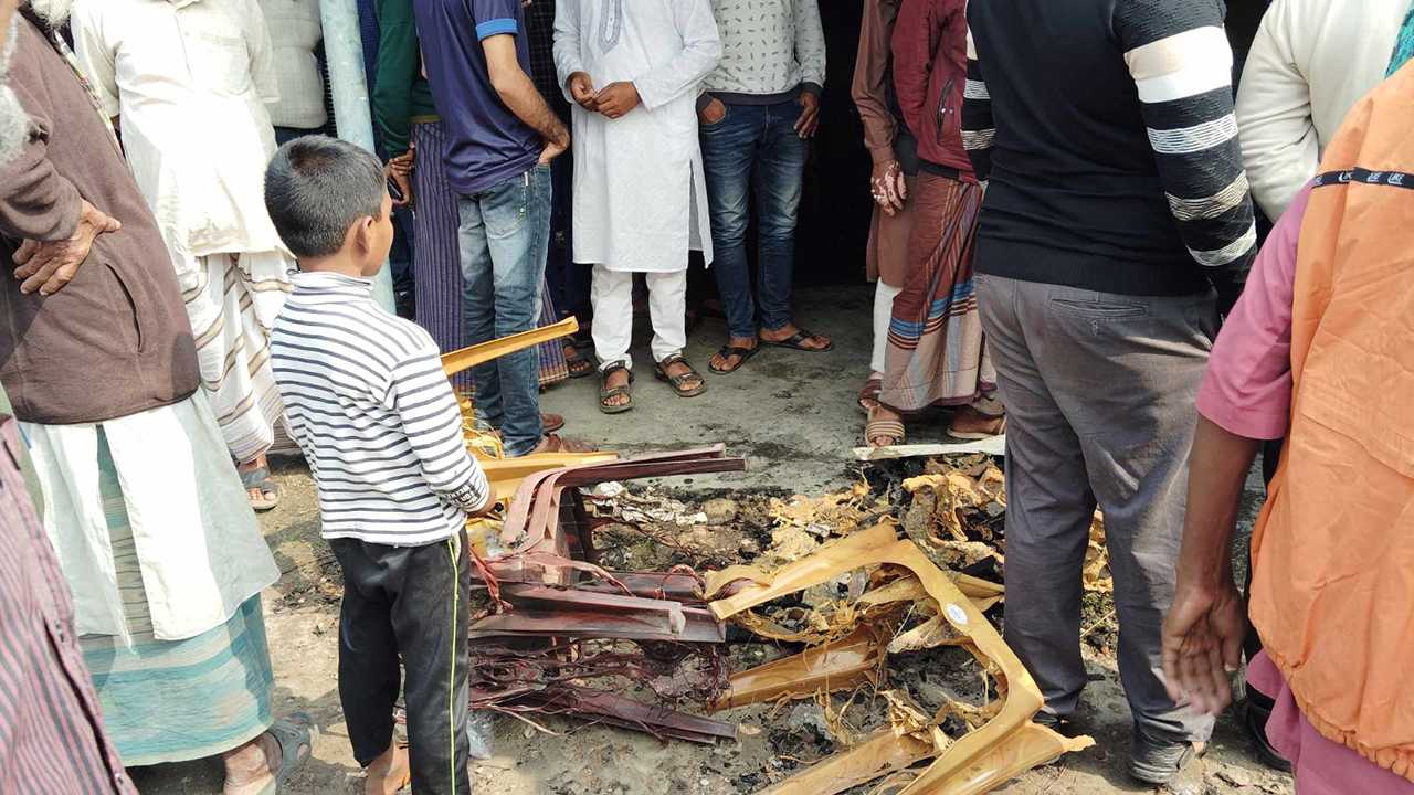 সাতক্ষীরার কালিগঞ্জে নৌকা প্রতীকের নির্বাচনী অফিসে আগুন। ছবি : কালবেলা