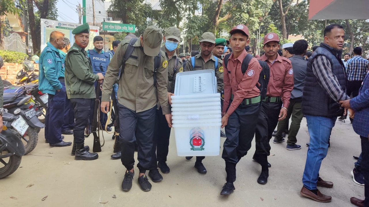 সিলেট জেলা পরিষদ প্রাঙ্গণ ও সদর উপজেলা পরিষদ প্রাঙ্গণ থেকে এসব সরঞ্জামাদি পাঠানো শুরু হয়। ছবি : কালবেলা