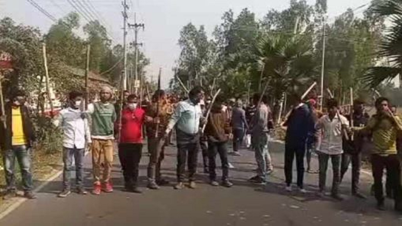 পলাশবাড়ীতে লাঠি হাতে বিক্ষোভ মিছিল করছে পৌর বিএনপির নেতাকর্মীরা। ছবি : সংগৃহীত
