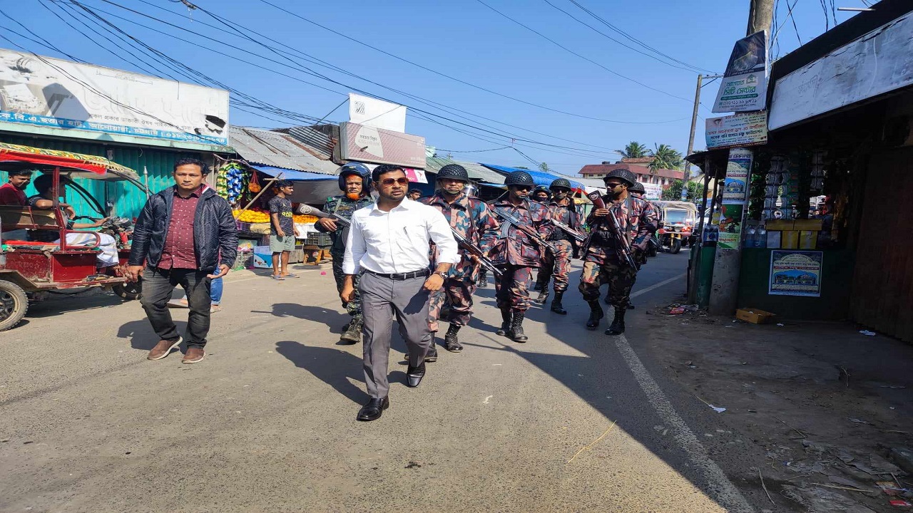 উপজেলার বিভিন্ন স্থানে মোবাইলকোর্ট পরিচালনা করে জরিমানা করা হয়। ছবি : কালবেলা