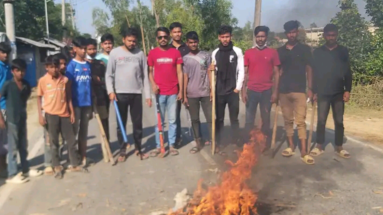 কক্সবাজারের পেকুয়ায় বিএনপির নেতাকর্মীরা পিকেটিং এবং রাস্তায় টায়ারে আগুন চালিয়ে হরতাল পালন করে। ছবি : কালবেলা