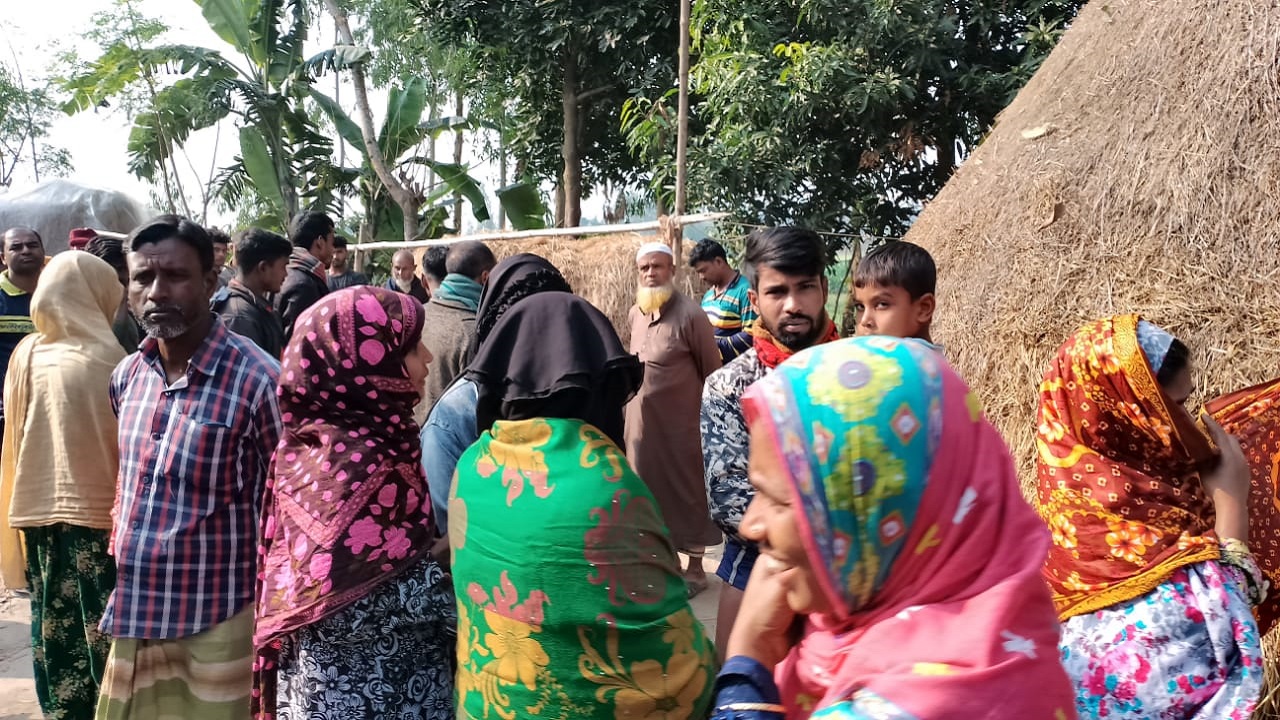 হান্ডিয়াল ইউনিয়নের স্থল গ্রামে ঘটনার পর দিন স্থানীয়রা ভিড় করে। ছবি : কালবেলা