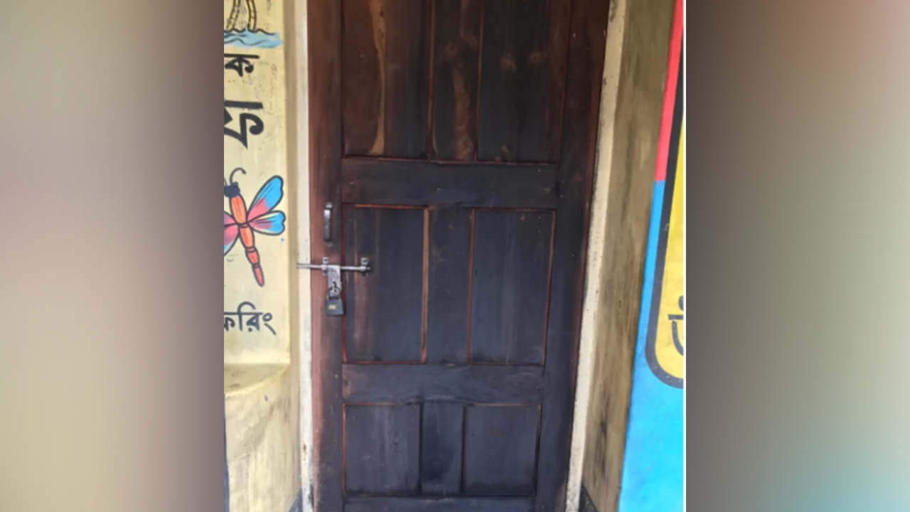 বরিশালের উজিরপুরের বামরাইল ও শিকারপুর ইউনিয়নের ৪টি ভোটকেন্দ্রে আগুন। ছবি : কালবেলা