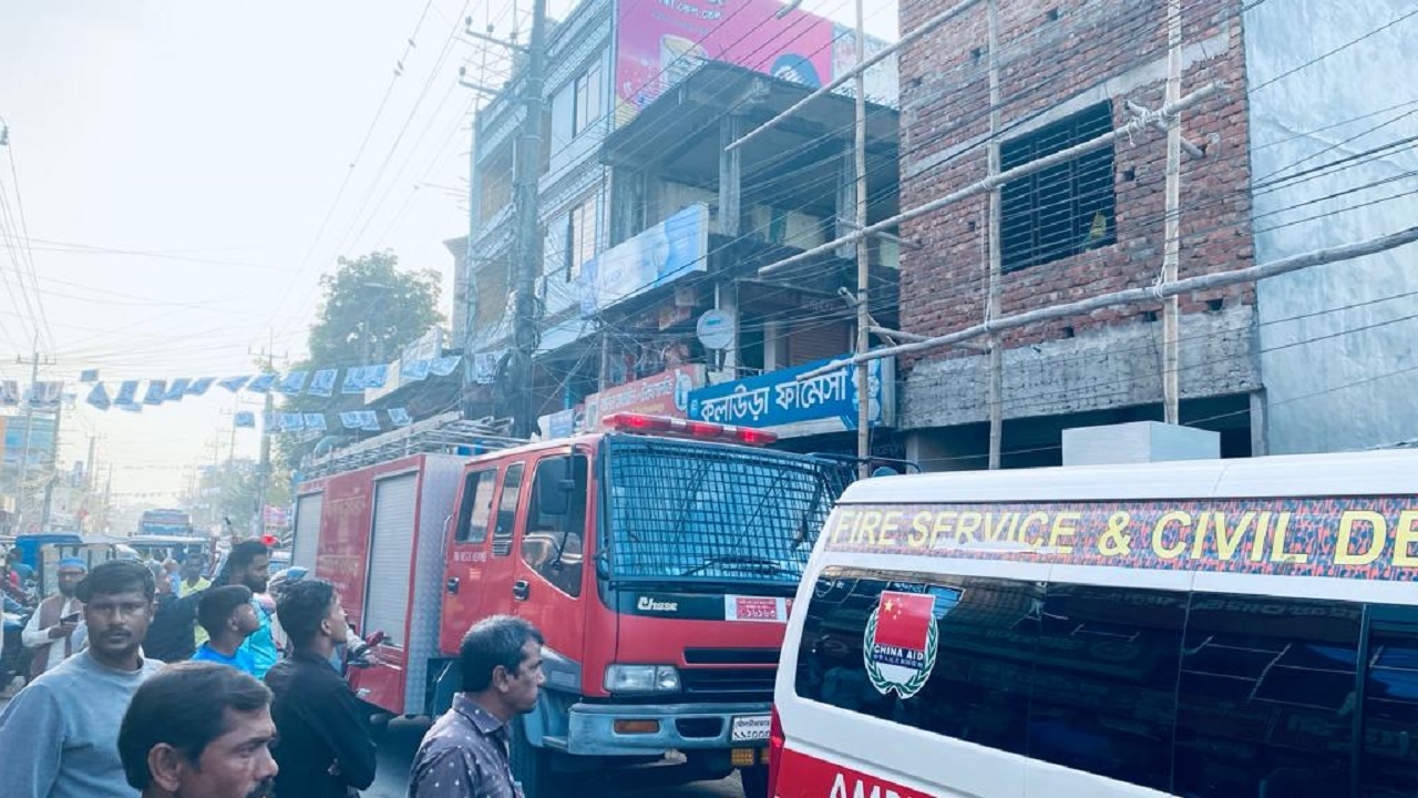 পুলিশ ও ফায়ার সার্ভিসের একটি দল ঘটনাস্থলে পৌঁছে তাদের উদ্ধার করে। ছবি : কালবেলা