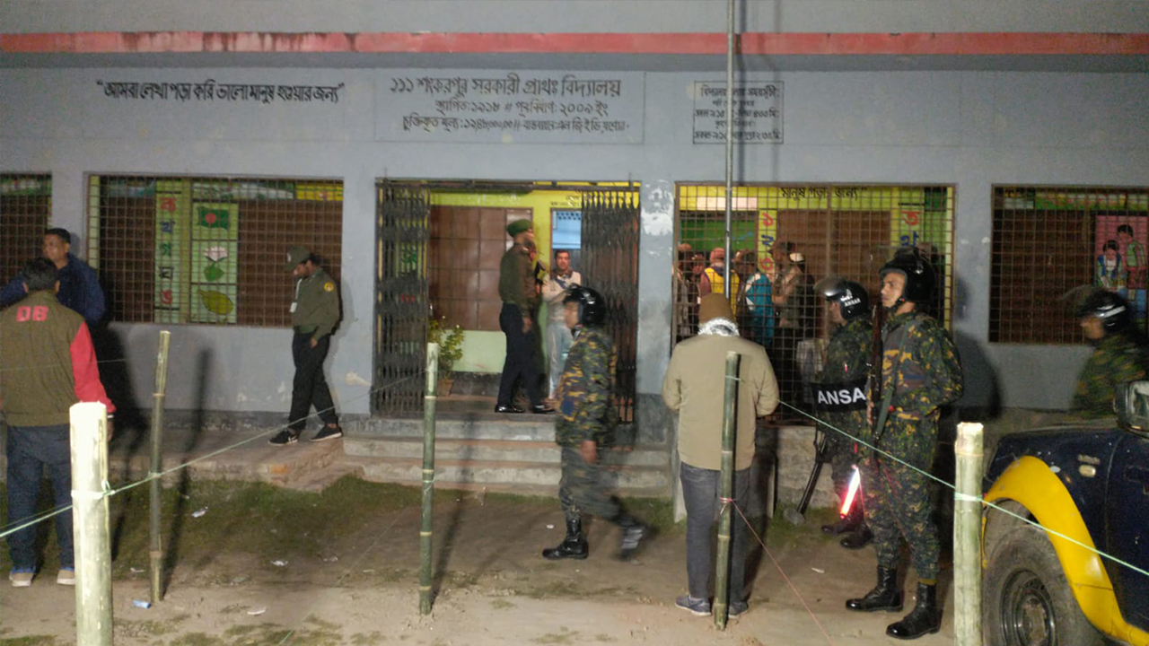 যশোর শহরতলীর শংকরপুর সরকারি প্রাথমিক বিদ্যালয়ের ভোটকেন্দ্রে ককটেল বিস্ফোরণ। ছবি : কালবেলা
