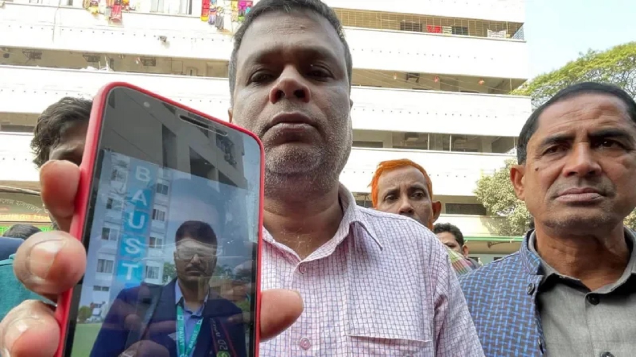 বেনাপোল এক্সপ্রেস ট্রেনে আগুনের ঘটনায় নিখোঁজ আবু তালহার ছবি হাতে তার বাবা আবদুল হক। ছবি : সংগৃহীত