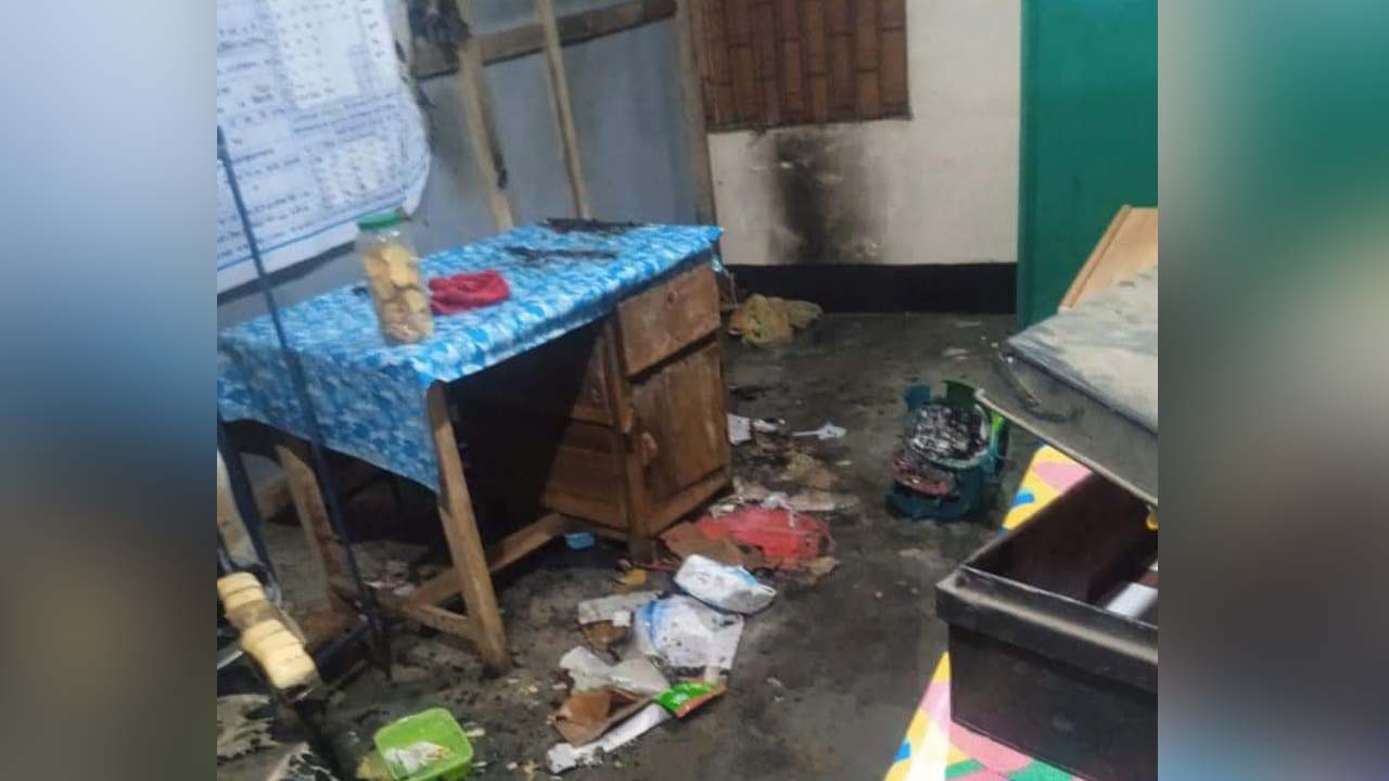 পেট্রোলবোমায় দশআনি সরকারি প্রাথমিক বিদ্যালয় ভোটকেন্দ্রের ক্ষতিগ্রস্ত অফিস কক্ষ। ছবি : কালবেলা