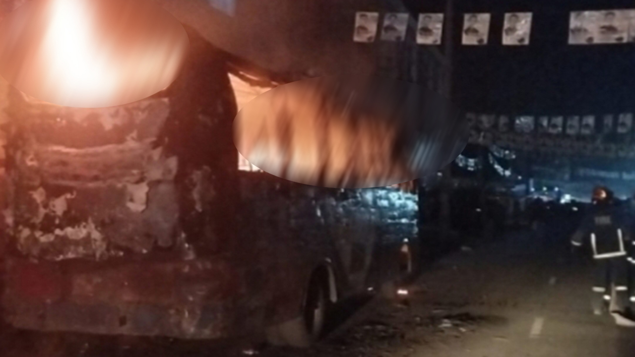 চট্টগ্রামে বাসে আগুন। ছবি : কালবেলা