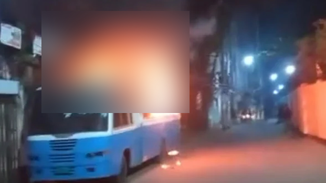 আগুনে জ্বলছে বাংলাদেশ ব্যাংকের স্টাফ বাস। ছবি : কালবেলা