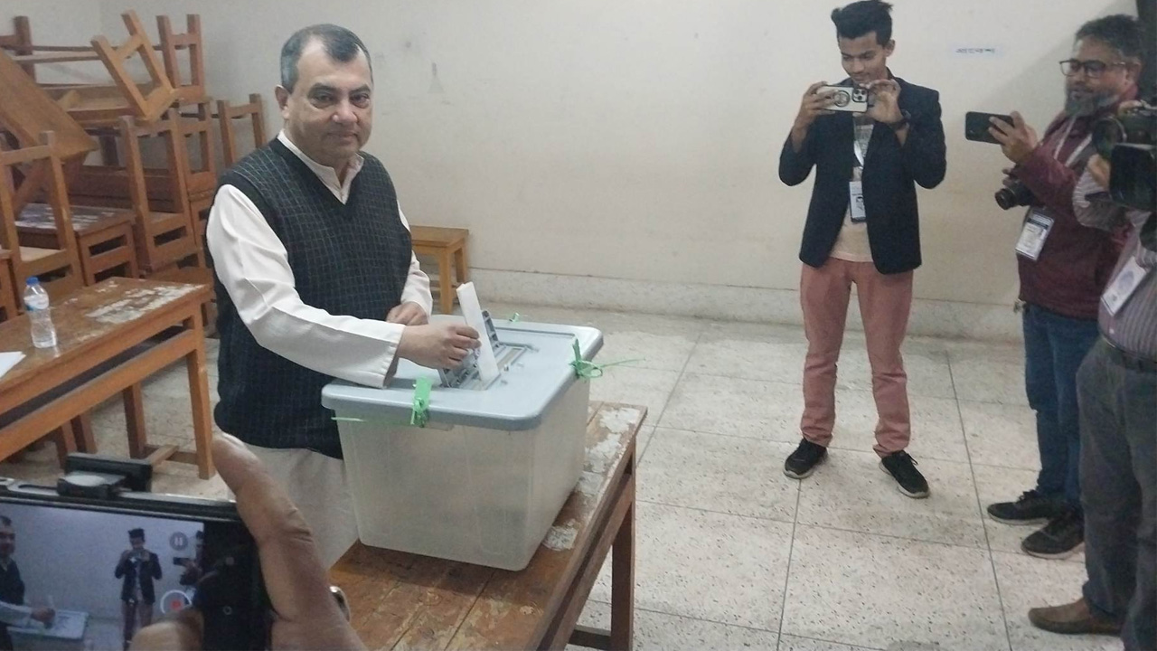 সাবের হোসেন চৌধুরী খিলগাঁও গার্লস স্কুলে ভোট দিয়েছেন। ছবি : কালবেলা