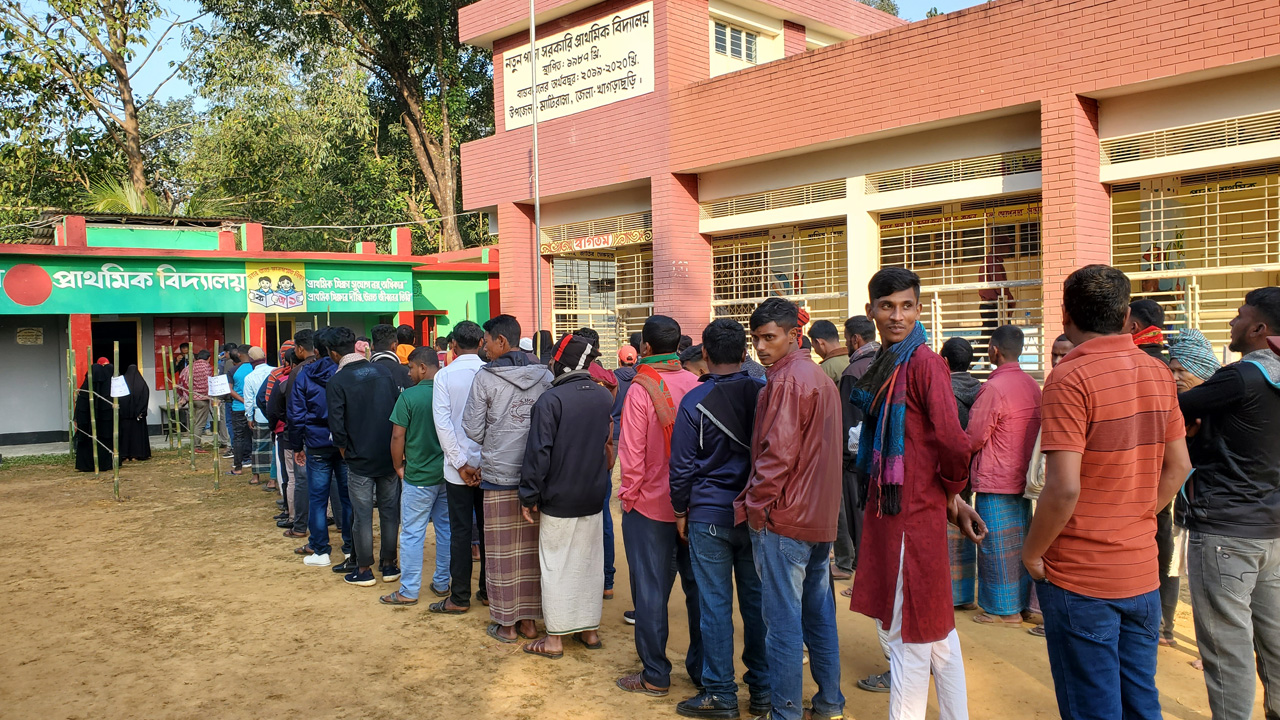 নতুনপাড়া সরকারি প্রাথমিক বিদ্যালয়ে ভোটারদের দীর্ঘ সারি। ছবি : কালবেলা
