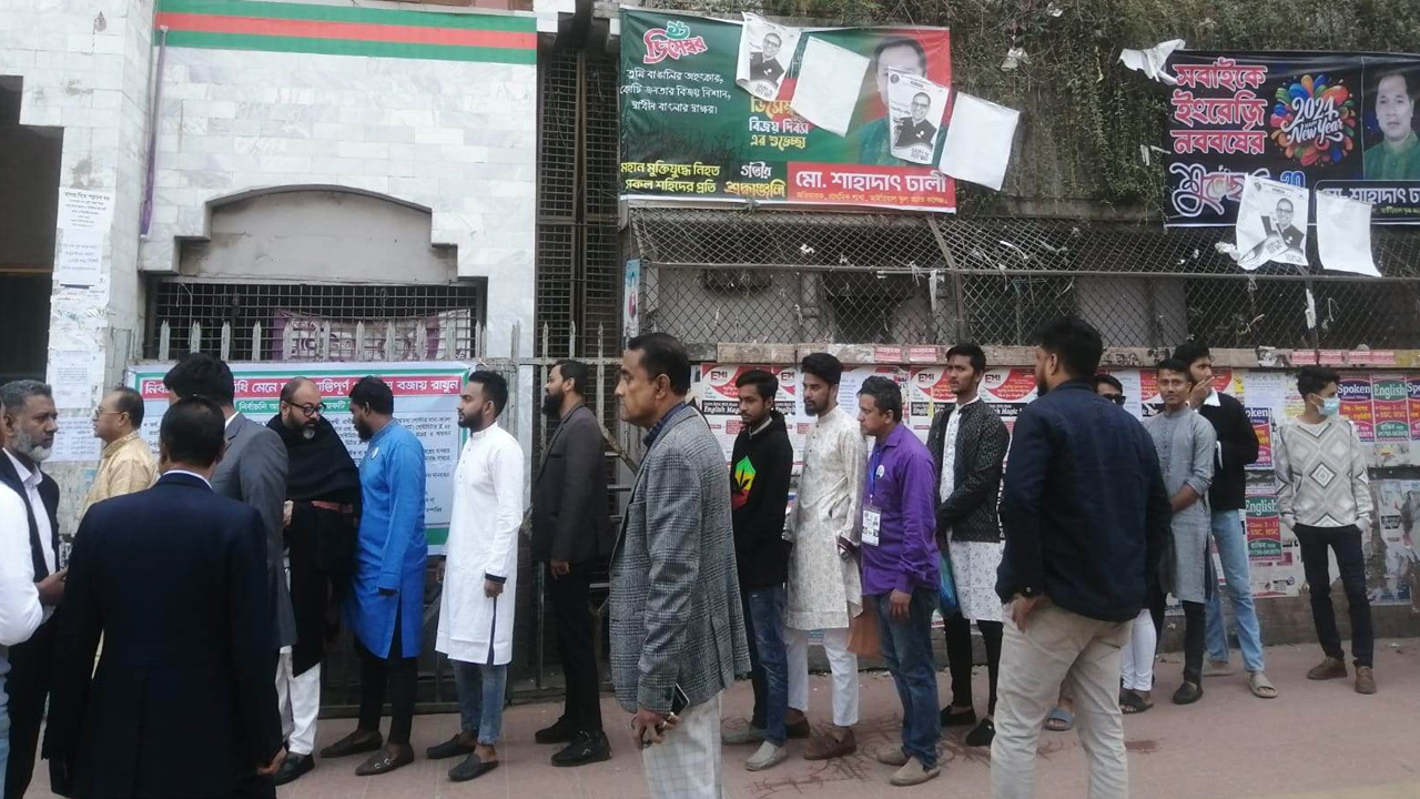 রাজধানীর আইডিয়াল স্কুলে ভোটারদের উপস্থিতি। ছবি : কালবেলা