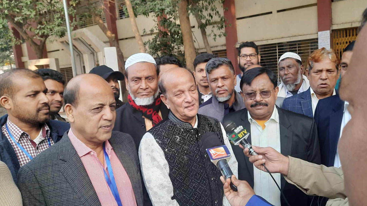 ভোট প্রদান শেষে কথা বলেন শিল্প প্রতিমন্ত্রী কামাল আহমেদ মজুমদার। ছবি : কালবেলা